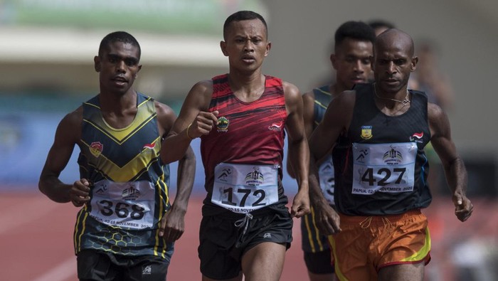 Pelari putra Papua Elopere (kanan), Pelari Jawa Tengah Nasrodin (tengah) dan Pelari NTT Leksi Kase berlari pada final 1500 meter putra klasifikasi T20 Peparnas Papua di Stadion Lukas Enembe, Kabupaten Jayapura, Papua, Sabtu (6/11/2021). Abraham Lopere menyumbang medali emas pertama Peparnas untuk Papua dengan catatan waktu 4 menit 22,63 detik, medali perak diraih Nasrodin dari Jawa Tengah dengan catatan waktu 4 menit 24,52 detik dan medali perunggu diraih Leksi Kase dari NTT dengan waktu 4 menit, 24,52 detik. ANTRA FOTO/Wahyu Putro A/nym.