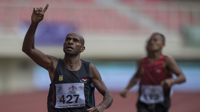 PAPUA RAIH EMAS PERTAMA PEPARNAS Pelari putra Papua Elopere (kanan), Pelari Jawa Tengah Nasrodin (tengah) dan Pelari NTT Leksi Kase berlari pada final 1500 meter putra klasifikasi T20 Peparnas Papua di Stadion Lukas Enembe, Kabupaten Jayapura, Papua, Sabtu (6/11/2021). Abraham Lopere menyumbang medali emas pertama Peparnas untuk Papua dengan catatan waktu 4 menit 22,63 detik, medali perak diraih Nasrodin dari Jawa Tengah dengan catatan waktu 4 menit 24,52 detik dan medali perunggu diraih Leksi Kase dari NTT dengan waktu 4 menit, 24,52 detik. ANTRA FOTO/Wahyu Putro A/nym.