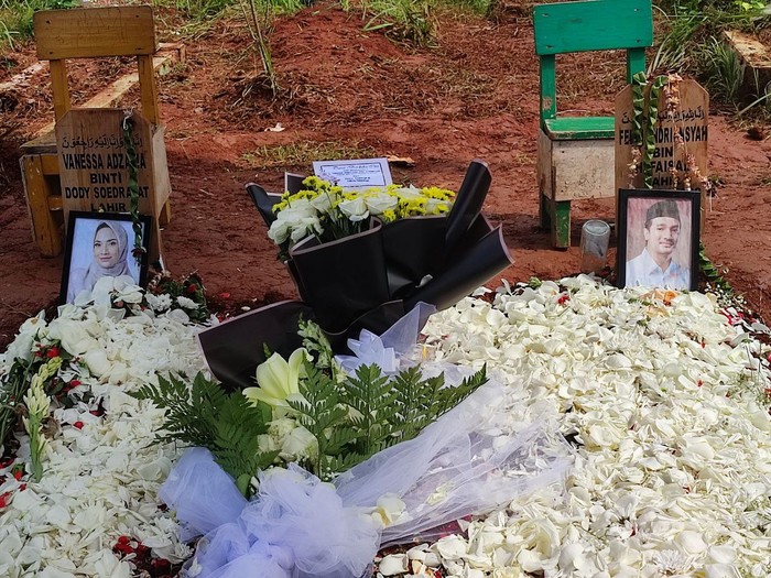 Para pelayat terus berdatangan ke makam Vanessa Angel (Nahda-detikcom)