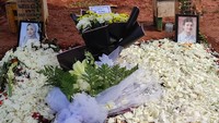 Kondisi makam Vanessa Angel dan Bibi Ardiansyah sesaat setelah pemakaman. Foto: Nahda-detikcom