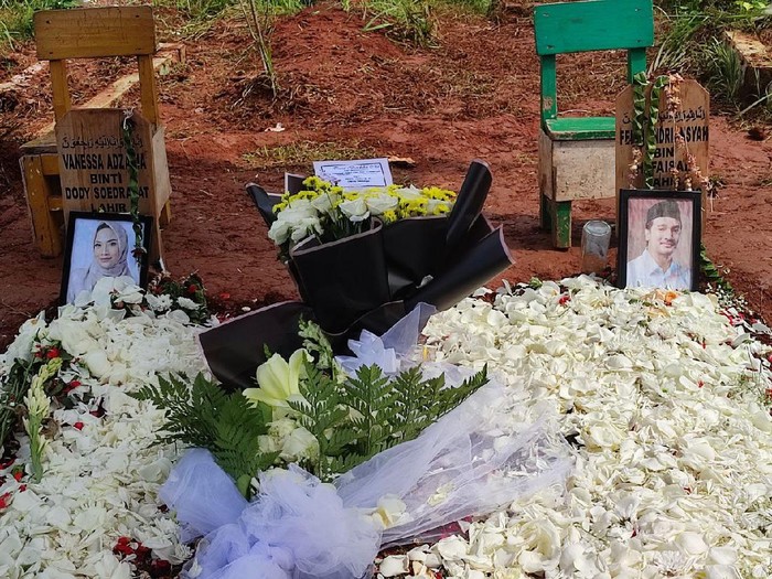 Para pelayat terus berdatangan ke makam Vanessa Angel (Nahda-detikcom)