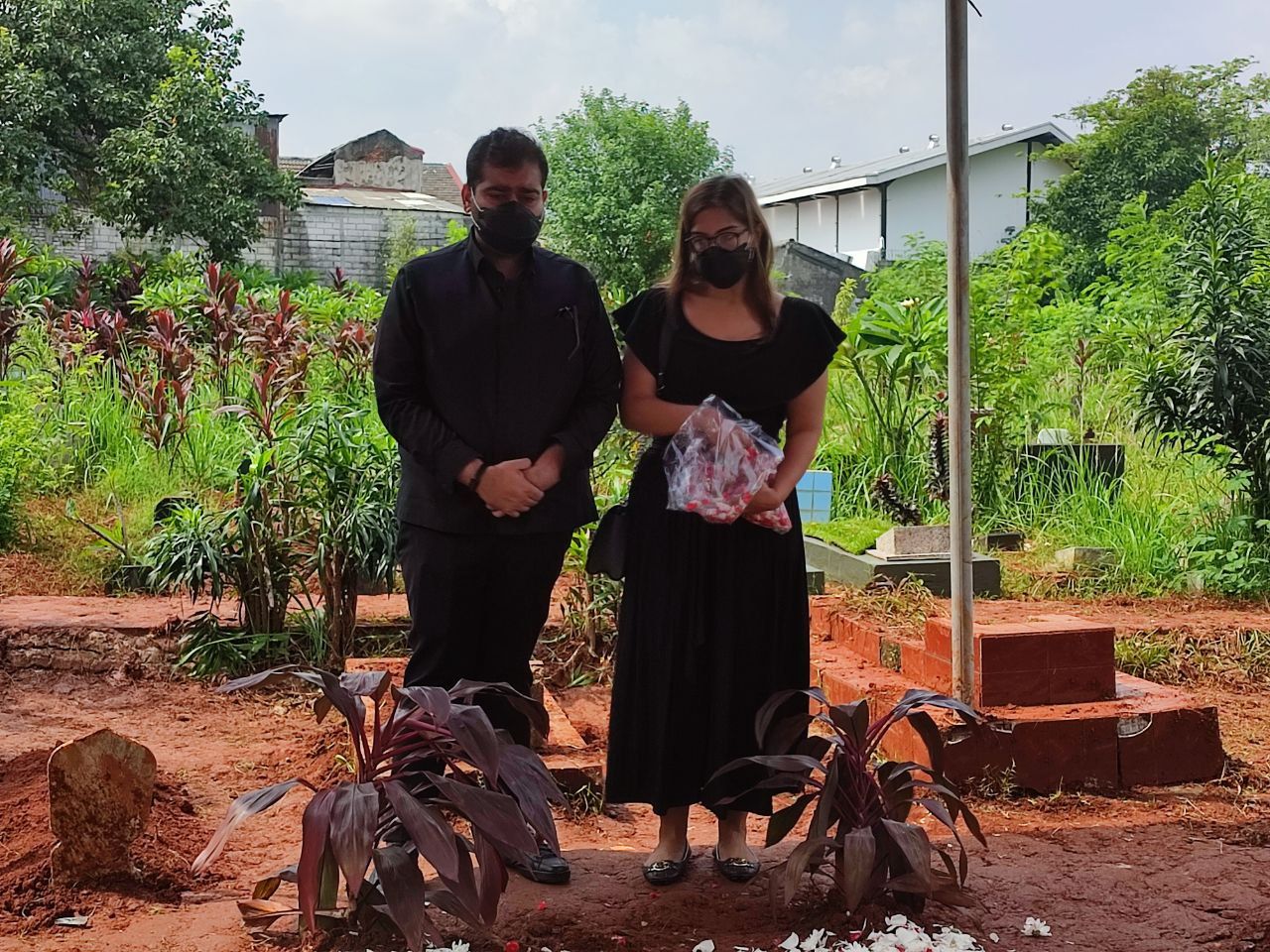 Para pelayat terus berdatangan ke makam Vanessa Angel (Nahda-detikcom)