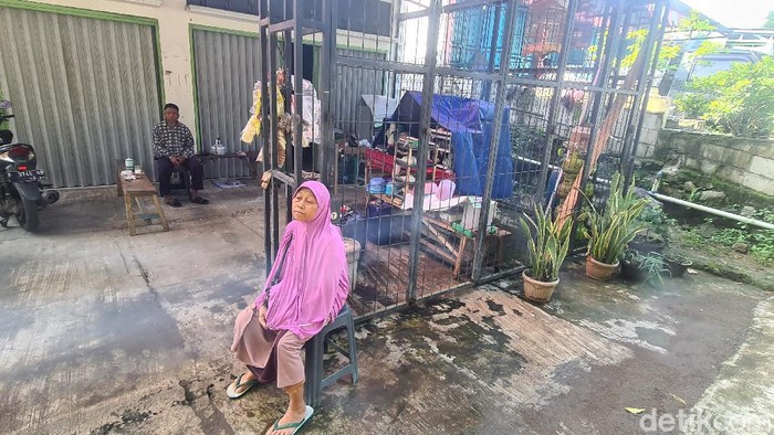 Pasangan lansia di Sukabumi terpaksa tinggal di emperan toko.