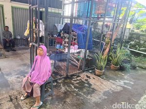 Potret Lansia Sukabumi Tinggal di Emperan Toko, Rumahnya Dibongkar Pol PP