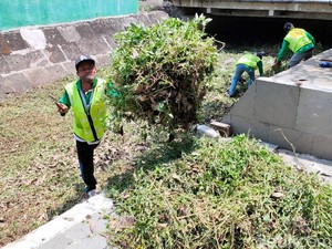Pendekar Kebersihan Diajak Bersih-bersih Sungai di Kota Kediri