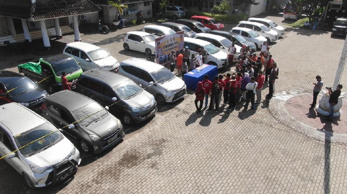Polisi menangkap buron kasus penggelapan 125 mobil di Lombok Tengah, NTB. Sebanyak 41 mobil berhasil diamankan, Sabtu (6/11/2021).