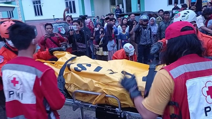 Petugas evakuasi mayat tanpa indetitas di Sungai Ciamis.