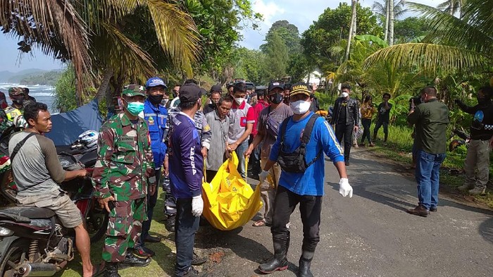 Petugas mengevakuasi jenazah korban tenggelam di Pantai Karapyak Pangandaran
