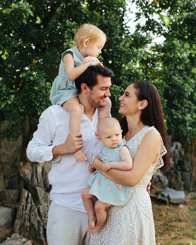 Pernah bercerai, Marissa Nasution memilih merahasiakan pernikahannya yang kedua kali. Pada 2017, presenter, model sekaligus aktris ini menikahi pria Jerman bernama Benedikt Brueggemann. Foto: Instagram: @marissaln