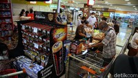 Menurut keteranga pengelola pengunjung mal Artha Gading saat PPKM level 1 pada weekdays mencapai 27 ribu - 30 ribu pengunjung.