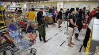 Pantauan lapangan,pembeli yang belanja di Diamond terlihat ramai. 