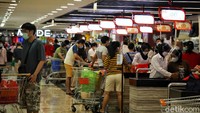 Pengunjung berbelanja di kawasan Supermarket Diamond, Mal Artha Gading, Jakarta Utara, Sabtu (6/11). Menurut keterangan pengelola, saat ini supermarket mulai kembali ramai.