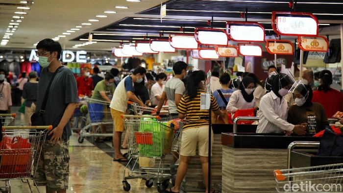 PPKM Level 1, Supermarket Diserbu Warga