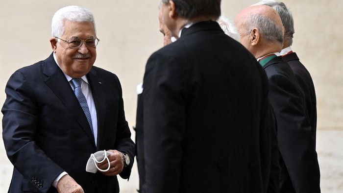 Palestinian President Mahmoud Abbas arrives at the San Damaso courtyard for a meeting with the Pope at the Apostolic Palace on November 4, 2021 in Vatican. (Photo by Alberto PIZZOLI / AFP)