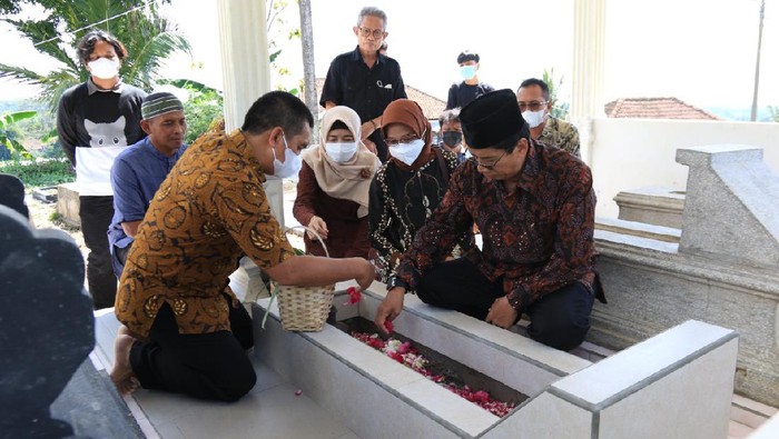 Rektor UNS ziarah ke makam Gilang, korban Diksar Menwa UNS