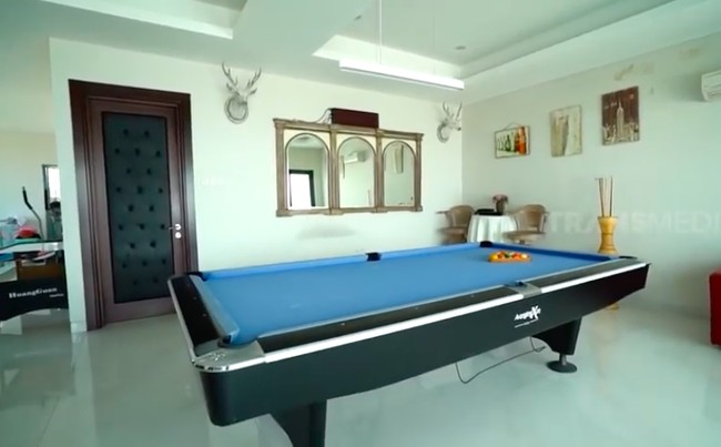 Untuk hiburan, terdapat pula billiard di lantai atas. (Foto: YouTube/Trans7 Official)