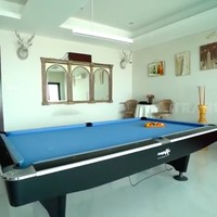 Untuk hiburan, terdapat pula billiard di lantai atas. (Foto: YouTube/Trans7 Official)