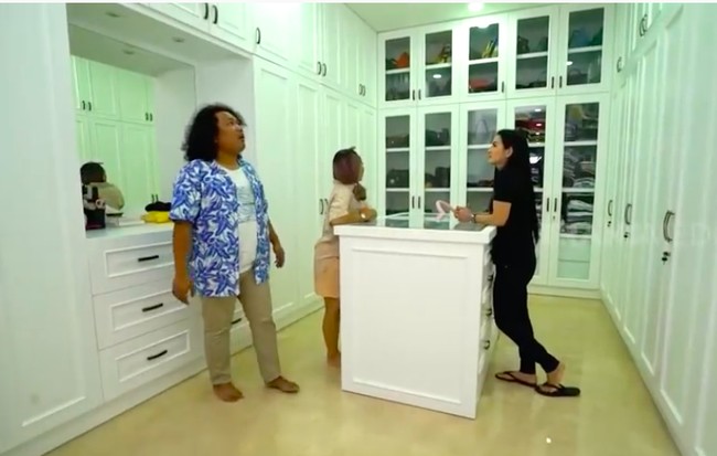 Kamar dilengkapi sebuah walk-in closet untuk menyimpan koleksi tas dan sepatu mewahnya. Foto: YouTube/Trans7 Official