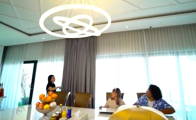 Rumah pengusaha kost-kostan ini dilengkapi fitur canggih. Salah satunya tirai elektrik yang biaya pemasangannya mencapai Rp 100 juta. (Foto: YouTube/Trans7 Official)