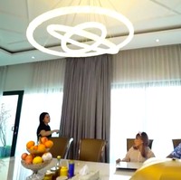 Rumah pengusaha kost-kostan ini dilengkapi fitur canggih. Salah satunya tirai elektrik yang biaya pemasangannya mencapai Rp 100 juta. (Foto: YouTube/Trans7 Official)