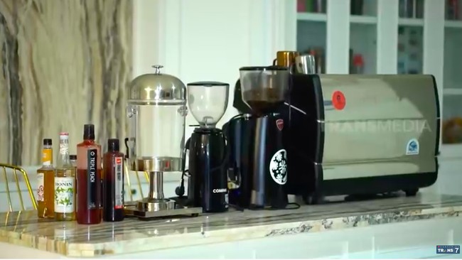 Ada mesin kopi juga di rumahnya. Harga mesin ini diperkirakan mencapai Rp 250 juta lho. (Foto: YouTube/Trans7 Official)