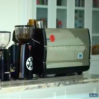 Ada mesin kopi juga di rumahnya. Harga mesin ini diperkirakan mencapai Rp 250 juta lho. (Foto: YouTube/Trans7 Official)