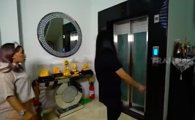 Di rumah Mons, ada lift juga tentunya untuk memudahkan akses dari lantai ke lantai. Tak heran kalau biaya listriknya mencapai Rp 5 juta per bulan.(Foto: YouTube/Trans7 Official)