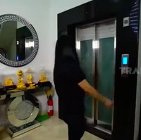 Di rumah Mons, ada lift juga tentunya untuk memudahkan akses dari lantai ke lantai. Tak heran kalau biaya listriknya mencapai Rp 5 juta per bulan.(Foto: YouTube/Trans7 Official)