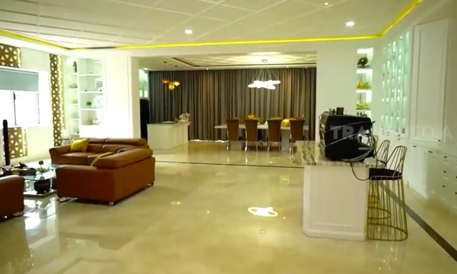 Setiap lantai rumah menggunakan marmer. Mewah! (Foto: YouTube/Trans7 Official)