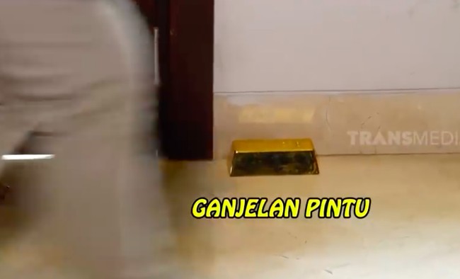 Ganjalan pintu di rumah Mons bukan kaleng-kalengan. Emas batangan dipakai untuk mengganjal pintu.(Foto: YouTube/Trans7 Official)