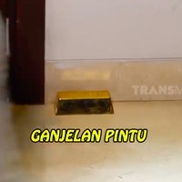 Ganjalan pintu di rumah Mons bukan kaleng-kalengan. Emas batangan dipakai untuk mengganjal pintu.(Foto: YouTube/Trans7 Official)