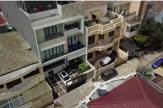 Rumah Mons Indrawati hadir dalam arsitektur bergaya minimalis modern. Berkonsep home-town, rumah tersebut terdiri dari lima lantai. (Foto: YouTube/Trans7 Official)