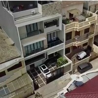 Rumah Mons Indrawati hadir dalam arsitektur bergaya minimalis modern. Berkonsep home-town, rumah tersebut terdiri dari lima lantai. (Foto: YouTube/Trans7 Official)