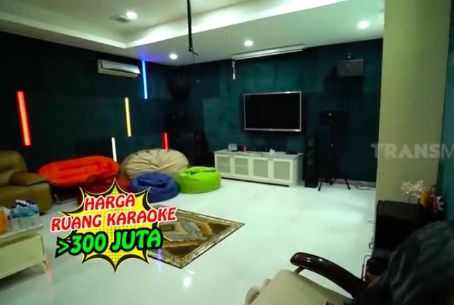 Selantai dengan tempat main biliard, ada ruang karaoke yang pembuatannya mencapai Rp 300 juta. (Foto: YouTube/Trans7 Official)