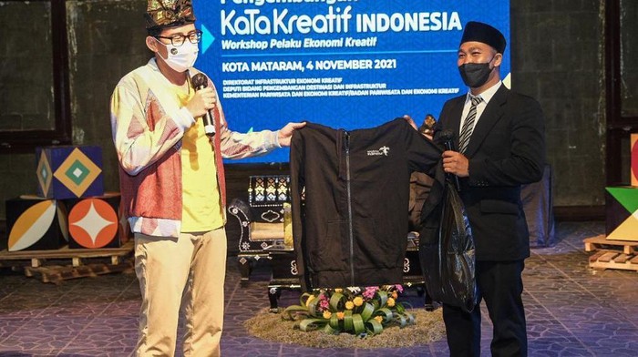 Lutfi Ramli (34) viral gegara jualan sambil mengenakan pakaian jas. Menperakref Sandiaga Uno kagum dengan usaha Lutfi dan menghadiahinya dengan jas kesayangan.