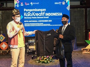 Sandiaga Hadiahkan Jas Kesayangannya Buat Lutfi Pejabat Cilok