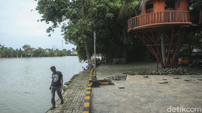 Sempat Viral, Pantai di Bogor Kini Sepi Pengunjung Bogor tak hanya punya curug, tapi juga pantai buatan. Sayang, pantai itu sepi akibat pandemi. Ini foto-foto terkininya!