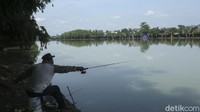 Maklum, objek wisata ini terbilang unik karena tidak ada pantai di daerah dataran tinggi seperti Bogor.