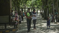 Ketika detikcom berkunjung ke sana pada Kamis (4/11/2021) siang, tak tampak kerumunan pengunjung. Hanya ada satu keluarga yang menggelar tikar serta beberapa pasangan yang asyik bercengkrama.