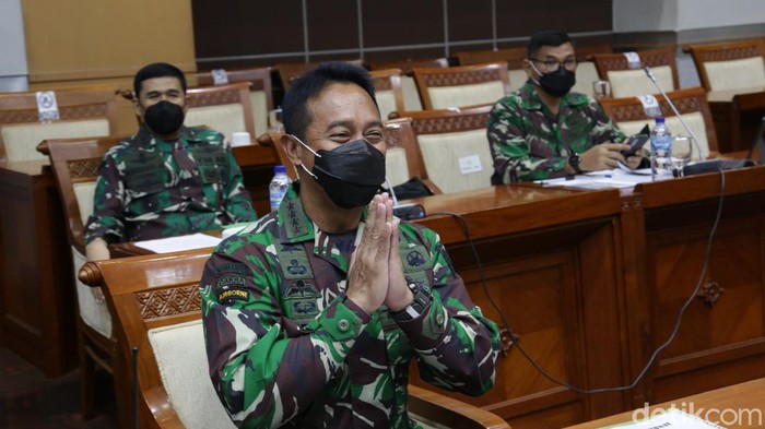 Jenderal Andika Perkasa tengah menjalani uji kelayakan dan kepatutan atau fit and proper test di Komisi I DPR RI. Ini foto-fotonya!