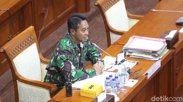 Jenderal Andika Perkasa tengah menjalani uji kelayakan dan kepatutan atau fit and proper test di Komisi I DPR RI. Ini foto-fotonya!