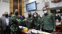 Untuk diketahui, Jenderal Andika Perkasa masih menjalani fit and proper. Fit and proper test tersebut digelar secara semi terbuka. Dalam tahapannya, Komisi I nantinya bakal menggelar rapat dengar pendapat umum (RDPU) secara langsung dengan Andika.