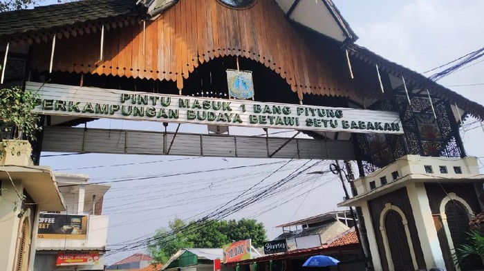 Area danau Perkampungan Budaya Betawi Setu Babakan sudah kembali dibuka
untuk umum sejak Sabtu, 23 Oktober lalu. Wisata kedaerahan budaya Betawi yang berlokasi
di Jl. RM. Kahfi II, Srengseng Sawah, Jagakarsa, Jaksel, ini sudah kembali ramai pengunjung.