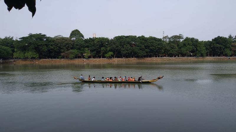 Area danau Perkampungan Budaya Betawi Setu Babakan sudah kembali dibukauntuk umum sejak Sabtu, 23 Oktober lalu. Wisata kedaerahan budaya Betawi yang berlokasidi Jl. RM. Kahfi II, Srengseng Sawah, Jagakarsa, Jaksel, ini sudah kembali ramai pengunjung.