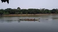 Pengunjung Setu Babakan asyik bermain perahu Foto: Tiara Rosana