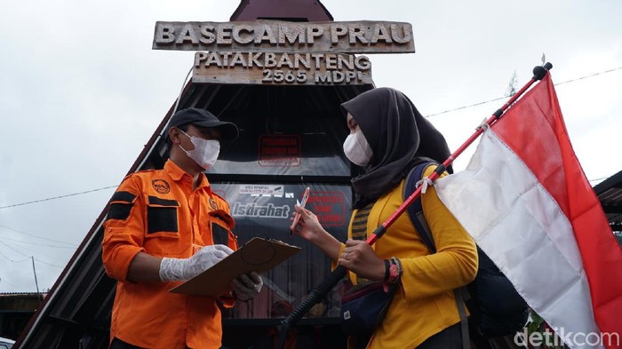 Seluruh jalur pendakian Gunung Prau, Wonosobo, Jawa Tengah, sudah dibuka kembali sejak 4 September 2021. Berikut foto-foto suasana terkininya.
