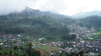 Gunung yang terletak pada ketinggian 2.590 meter dari permukaan laut (mdpl) ini memiliki lima jalur pendakian resmi yakni via Patak Banteng, Kalilembu, Igirmranak, Dieng, Dwarawati, dan Wates.