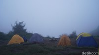 Meski jalur pendakiannya relatif mudah, Prau adalah gunung yang dingin. Terlebih pada malam hari. Udara akan sangat dingin, meski sudah ada di dalam tenda.