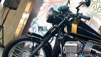 Guna mendongkrak penampilan scrambler, ban motor diganti model offroad namun tetap mempertahankan ukuran velg standar. Foto: Ridwan Arifin