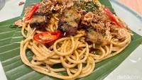Tak kalah unik, menu spaghetti sate Padang disajikan dengan sate Padang utuh berbahan daging. Hasilnya, menu ini mengeluarkan aroma harum kari yang kuat dengan rasa gurih berempah.